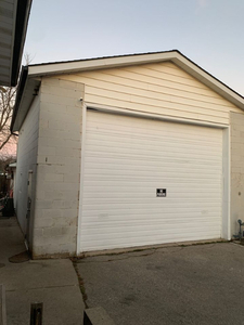 INDUSTRIAL GARAGE / SHOP / WAREHOUSE FOR LEASE