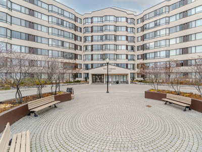 Luxury End Unit Condo In Mississauga For Sale!