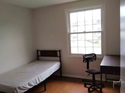 Student room in a quiet Waterloo home. Available immediately