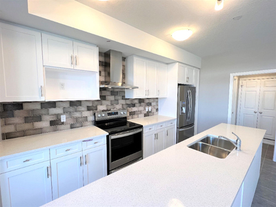 STUNNING 3 BED, 2.5 BATH, TOWNHOUSE WITH ALL HIGH END FINISHES!