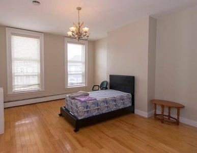 Urban townhouse good for 5 students. Uptown $700 per room/month