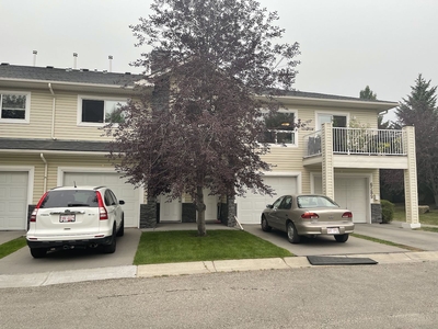 Calgary Townhouse For Rent | Pineridge | BEAUTIFUL TWO BEDROOM TOWNHOUSE IN