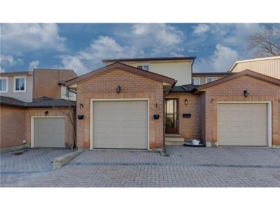 House For Sale In Laurentian Hills, Kitchener, Ontario