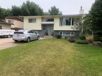 Lethbridge Pet Friendly Main Floor For Rent | Indian Battle Heights | Updated Westside Main Level with