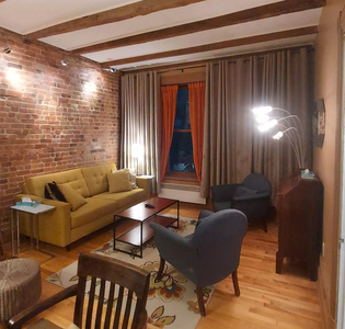 Charming 2-Bedroom Apartment in Montreal's Vibrant Neighborhoods