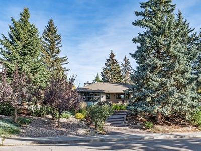 House for sale, 2420 Sandhurst Avenue SW, Calgary, Alberta, in Calgary, Canada