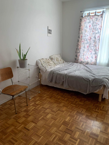 FEMALE roommate wanted for furnished Mile end apt - March.1
