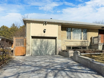 266 Park Home Ave Toronto, ON M2R 1A3