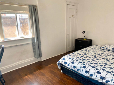 Bright room for rent, downtown Ossington/college