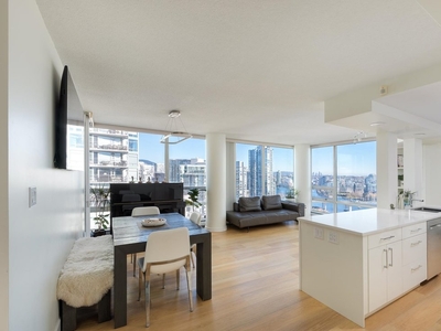 Luxurious 3 Bed 2 Bath | Yaletown Waterfront Living!