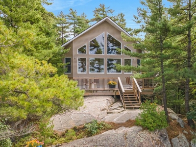 Luxury 2 bedroom Detached House for sale in Georgian Bay, Canada