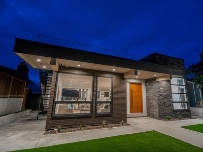 Rare Modern Home With Gorgeous Mountain Views In North Burnaby