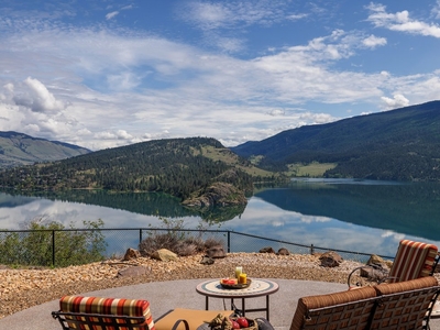 Sprawling Property With 180 Degree Lake Views