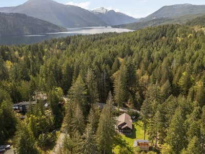 Tranquil Sproat Lake Home