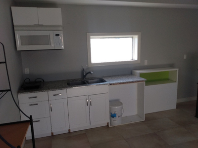 1 big / 1 small room, bath, laundry, kitchen Markham $1500/Mon