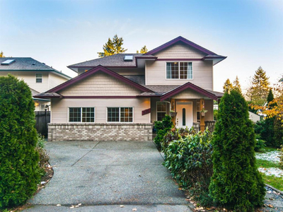 Charming 4-Bedroom, 3-Bathroom Entire Home Close to VIU for Ren