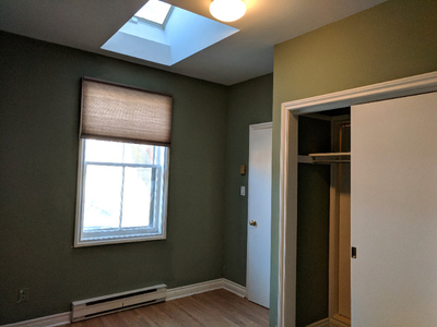 Room for Rent,Males Only,$850,Chinatown,Dundas+Spadina, May 1st