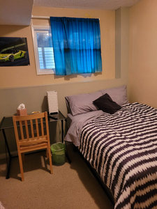 Cozy furnished bedroom in the North End. Short term welcome.