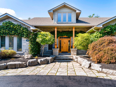 Ranch-Style Bungalow in a Stunning Setting in Collingwood