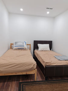 Rent single bed in bedroom in basement for females - Mississaug