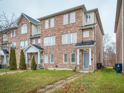 3 Bed Townhome in Serene Lawrence Park!