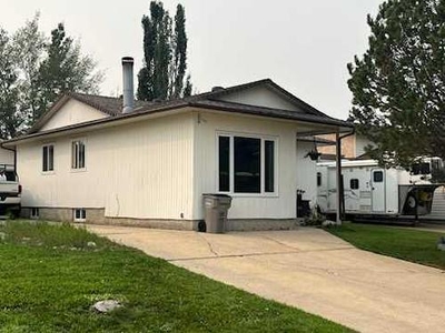 House For Sale In Country Club Estates, Grande Prairie, Alberta