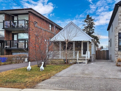 House for sale, 133 Lake Cres, in Toronto, Canada