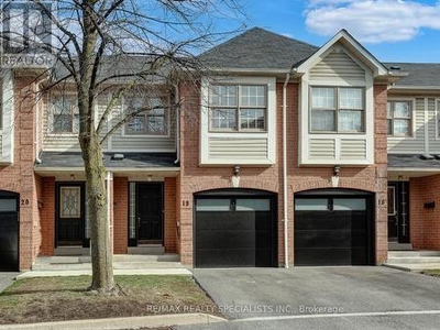 Townhouse For Sale In Sheridan, Mississauga, Ontario