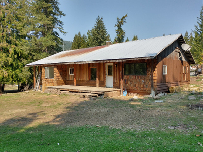 4 Separate Dwellings on 154 Acres Lumby BC