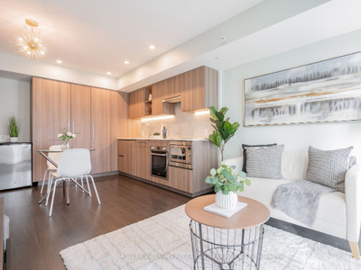 Modern 1 Bed Condo in Trendy Toronto Waterfront! Don't Miss Out!