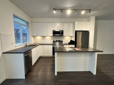Surrey Townhouse For Rent | 3,200 3br - 1400ft2