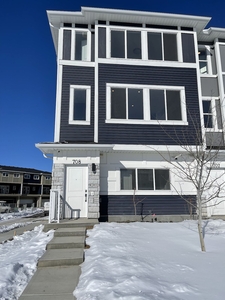 Chestermere Pet Friendly Townhouse For Rent | Gorgeous NEW 3bd pet-friendly townhouse