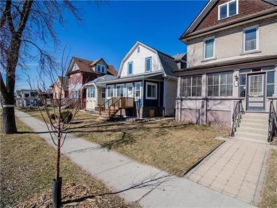House For Sale In Glenelm, Winnipeg, Manitoba