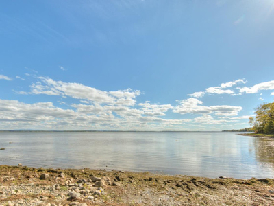 Terrain bord de l'eau, Lac Champlain avec services. AUBAINE