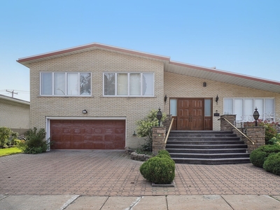 House for sale, 1270 Rue Ridgewood, Chomedey, QC H7W1L3, CA, in Laval, Canada