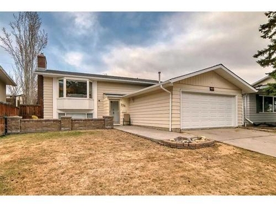 House For Sale In Queensland, Calgary, Alberta