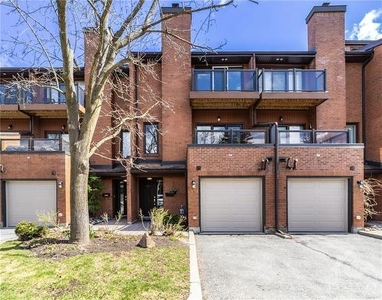 Townhouse In Woodroffe - Lincoln Heights, Ottawa, Ontario