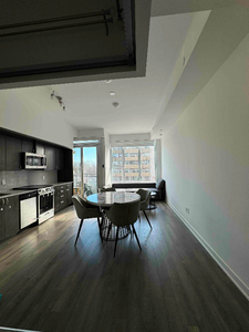 10ft ceiling 900sqft new condo available in midtown