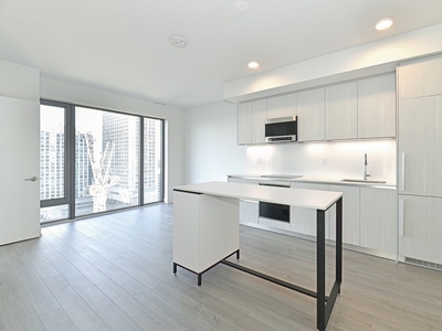 Condo/Apartment for sale, 8 Cumberland St 2408, Greater Toronto Area, Ontario, in Toronto, Canada