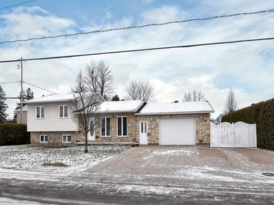 House for sale, 3197 Ch. d'Oka, Sainte-Marthe-sur-le-Lac, QC J0N1P0, CA, in Sainte-Marthe-sur-le-Lac, Canada