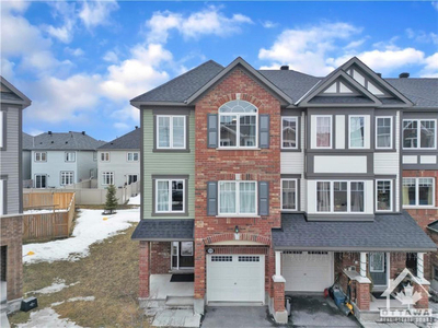 3 bed 3 bath End Unit Townhome in Kanata