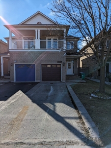 5654 Raleigh St Mississauga, ON L5M 7E4