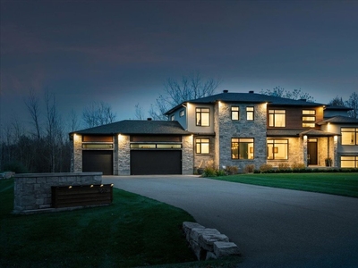 A Spectacular Lakefront Family Home!