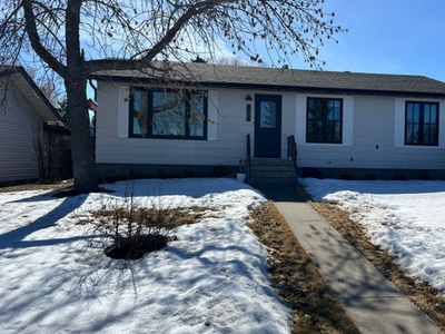 Bungalow House in Sylvan Lake with double garage