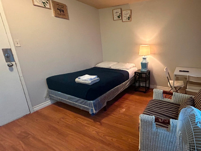 Furnished junior studio for move in asap, $1,650, Dundas Square