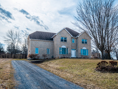 KNG Presents: Elegant 5-BR Home with Napanee River Views