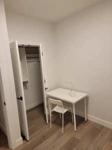 Upstair bedroom for rent / male