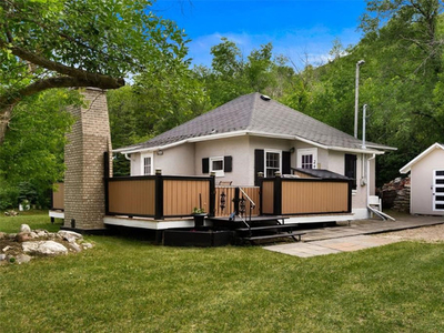 A CHARMING WATERVIEW COTTAGE WITH DIRECT ACCESS TO THE LAKE!