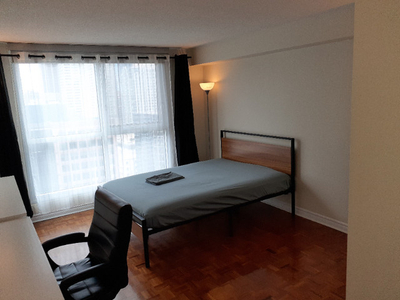 Downtown Toronto - Bedroom 5 mins away from Yonge & Bloor