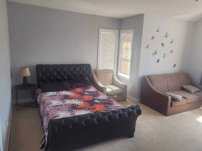 Spacious master bedroom for rent